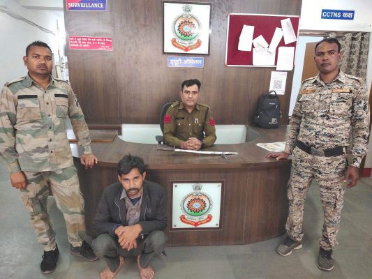 तलवार लहराते युवक को पुलिस ने पकड़ा  