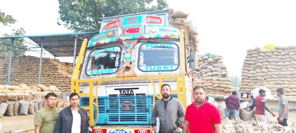 दो ट्रकों से अवैध धान जब्त