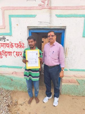 दृष्टिबाधित जगतराम कमार का बना आधार व मतदाता परिचय पत्र