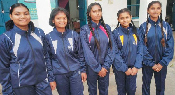 दार्जिलिंग से प्रशिक्षण लेकर लौटीं छात्राएं