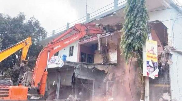 हत्या आरोपी के होटल पर चला बुलडोजर