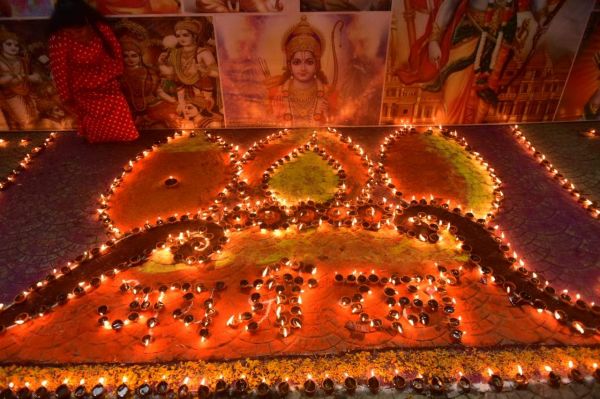 प्राण प्रतिष्ठा : बंधातालाब में 10 हजार दीये जले