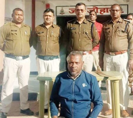 तलवार लहराते युवक गिरफ्तार