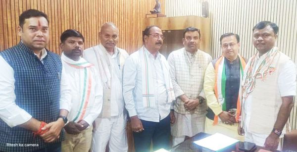 खुज्जी विधायक पर कार्रवाई के लिए ब्लॉक अध्यक्षों ने बनाया दबाव
