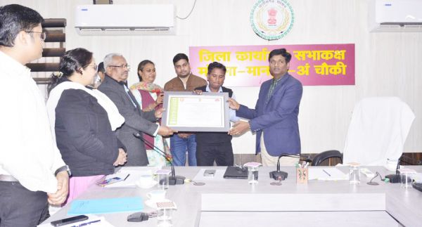 प्राथमिक स्वास्थ्य केन्द्र दनगढ़ की टीम हुई सम्मानित