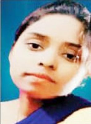 रफ्तार लोड ट्रक ने घर के सामने बैठी युवती को मारी टक्कर, मौत