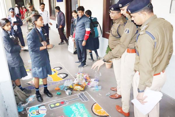 रंगोली, स्लोगन व पेटिंग में उकेरे यातायात नियमों के टिप्स