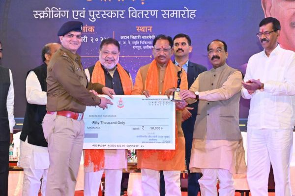 लघु फिल्म रक्षा सूत्र को मिला पुरस्कार, सीएम के हाथों सम्मान