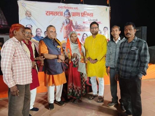 पूर्व मंत्री चन्द्रशेखर ने किया बिहुला बाई का सम्मान