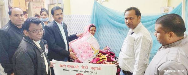 कन्या जन्म पर पीओ चौहान  बांट रहे बेबी किट