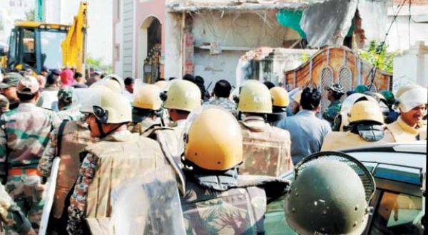 हत्या आरोपी के घर पर चला बुलडोजर