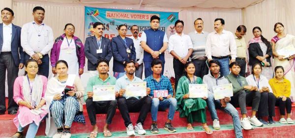 नवीन मतदाताओं को कलेक्टर ने दिलाई शपथ
