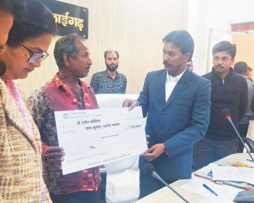 प्राकृतिक आपदा के हितग्राहियों को 32 लाख का चेक भुगतान