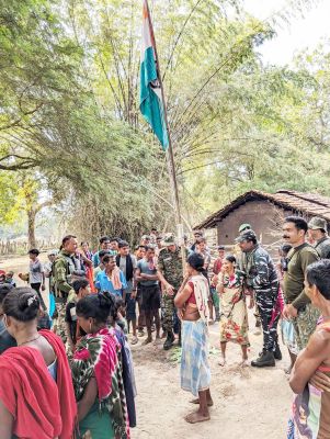 जहां कभी लगते थे लाल सलाम के नारे, वहां शान से लहराया तिरंगा