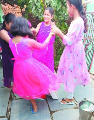 नव मतदाता सम्मेलन में छठवीं-सातवीं के बच्चे...