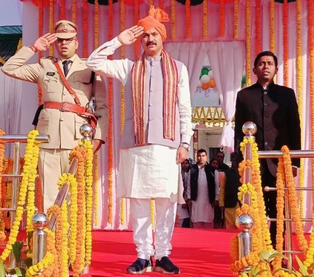 स्वास्थ्य मंत्री ने फहराया तिरंगा