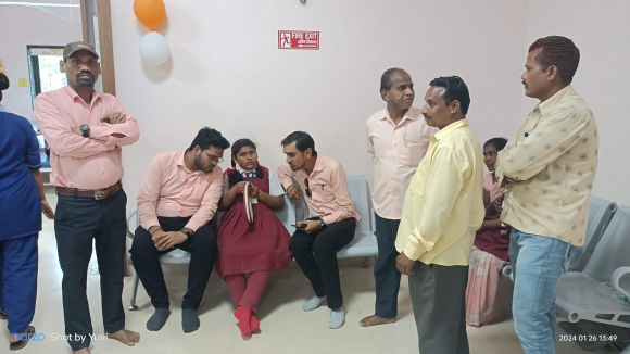 स्कूली बच्चों से भरी वैन पलटी