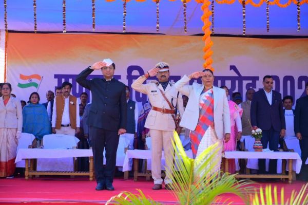  गोमती साय ने ध्वजारोहण कर परेड की ली सलामी