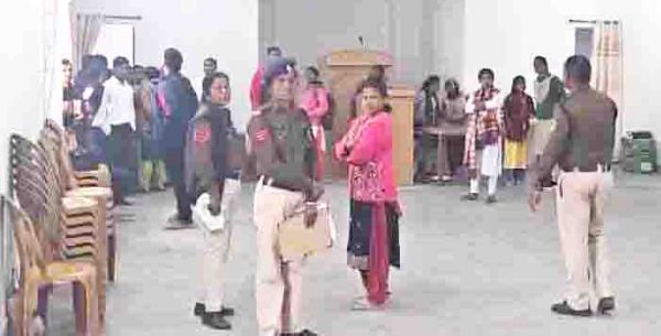 मतांतरण, आरएसएस के लोगों ने पकड़ा मामला, बवाल