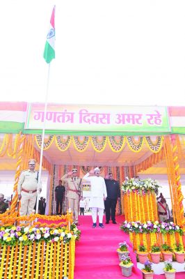 सांसद ने ध्वजारोहण कर ली परेड की सलामी