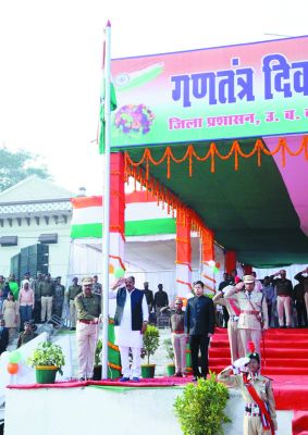 सांसद मोहन मंडावी ने ध्वजारोहण कर ली परेड की सलामी