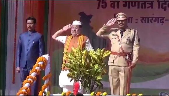 सांसद सुनील ने किया ध्वजारोहण