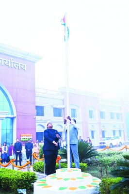 कलेक्टर दीपक अग्रवाल ने फहराया तिरंगा
