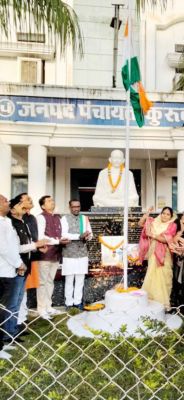 जनपद पंचायत में अध्यक्ष शारदा ने किया ध्वजारोहण