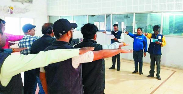 आयुक्त ने कर्मियों को दिलाई शपथ