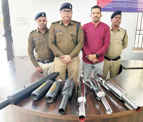 दुकान में छिपाकर रखे सात मॉडिफाई साइलेंसर जब्त