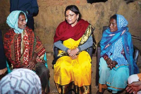 सडक़ हादसे में मौत, विधायक ने दी सहायता राशि का चेक