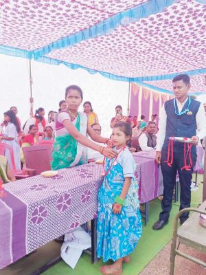 स्पर्धा के विजेता बच्चे पुरस्कृत