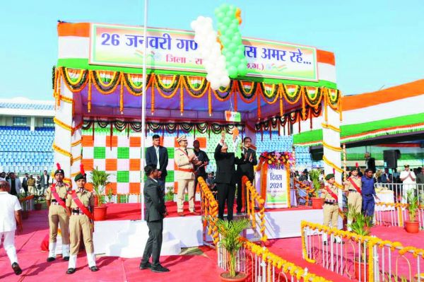 विधायक मूणत ने किया ध्वजारोहण