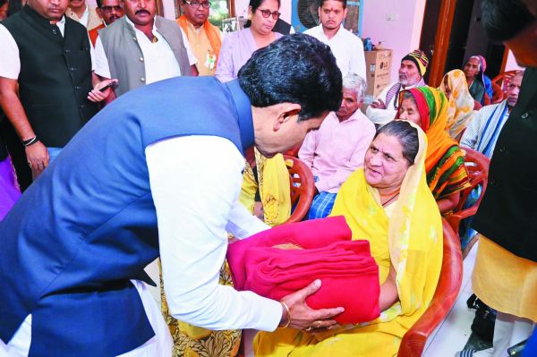 राजस्व मंत्री ने बुजुर्गों  का किया सम्मान