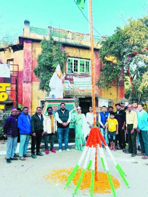 पार्षद ने किया ध्वजारोहण