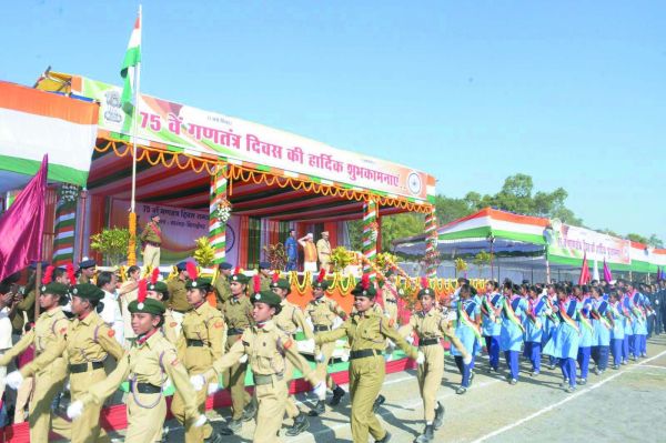 परेड कमांडरों ने मुख्य अतिथि को दी सलामी