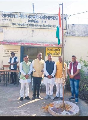 स्कूलों में ध्वजारोहण कर निकली प्रभात फेरियां