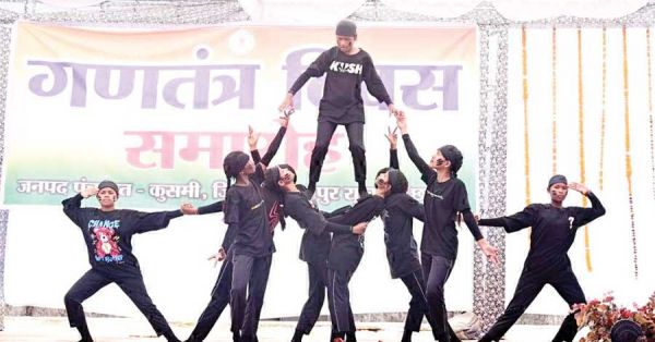 ध्वजारोहण कर तिरंगे को दी सलामी, रंगारंग प्रस्तुति