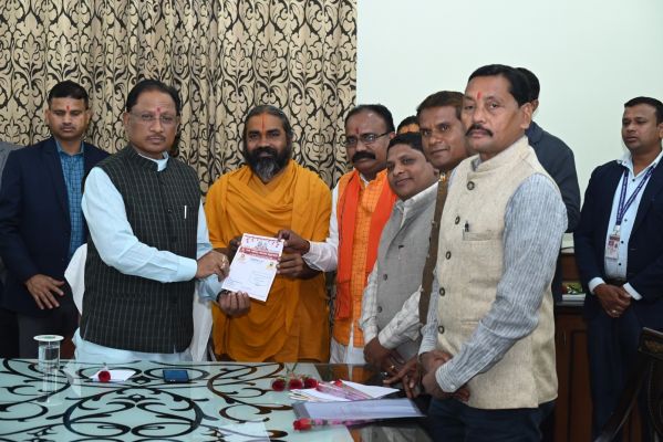 सीएम साय से मिले संत गोवर्धन शरण, श्रीरामचरित महायज्ञ में शामिल होने दिया न्यौता