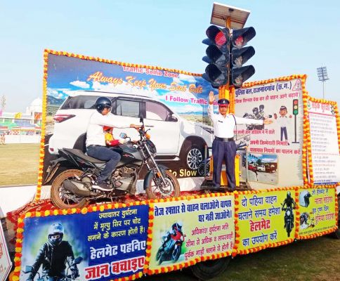 सडक़ सुरक्षा पर आधारित झांकी का प्रदर्शन