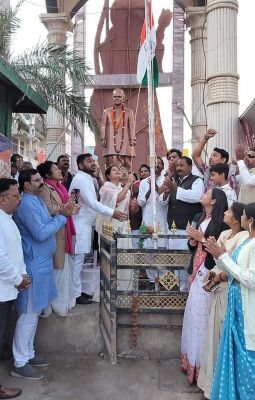 पूर्व विधायक रंजना ने किया ध्वजारोहण