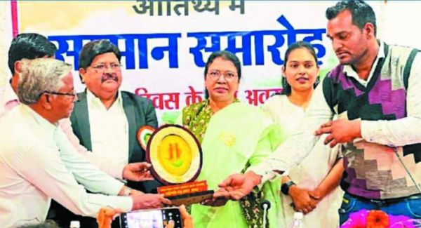 उत्कृष्ट अधिकारी-कर्मचारियों का सम्मान