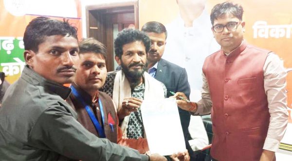 अंशकालीन स्कूल सफाई कर्मचारियों ने वित्त मंत्री को सौंपा ज्ञापन