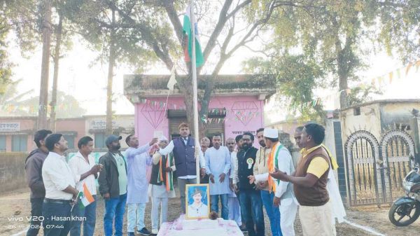 पत्रकार संघ अध्यक्ष ने किया ध्वजारोहण