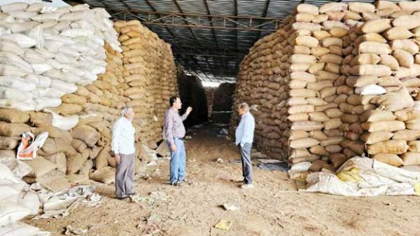 राईस मिलों में निरीक्षण कर स्टॉक का मिलान