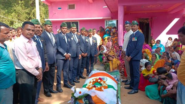 पूर्व सैनिक चमरा राम मरकाम का निधन, दी श्रद्धांजलि