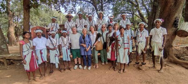 फ्रांस से पहली बार दंपत्ति पहुँचे बस्तर,  खाई चींटी की चटनी