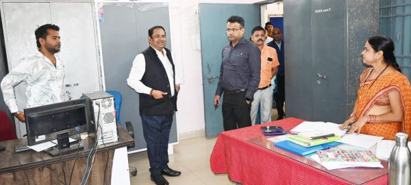 कलेक्टर ने डीईओ कार्यालय का किया निरीक्षण