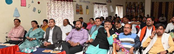 विद्यार्थियों को परीक्षाओं से घबराना नहीं बल्कि हिम्मत साथ तैयार रहना चाहिए