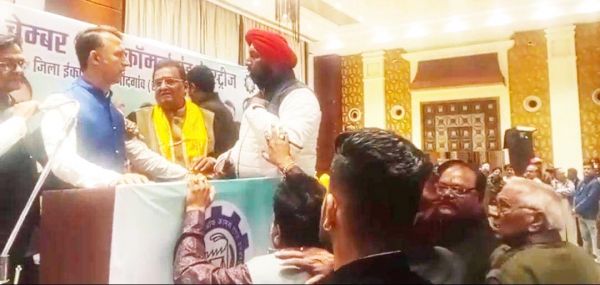 चेम्बर सम्मेलन में भाजपा के पक्ष में बयानबाजी से भडक़े कांग्रेसी व्यापारी